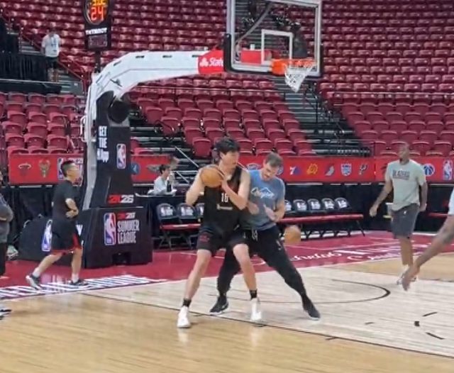 中国球员杨瀚森迎NBA夏季联赛开拓者首秀，赛前为队内人员唱中文生日歌