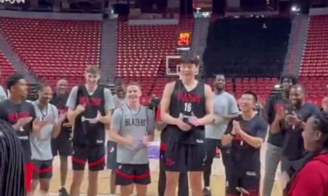 中国球员杨瀚森迎NBA夏季联赛开拓者首秀，赛前为队内人员唱中文生日歌