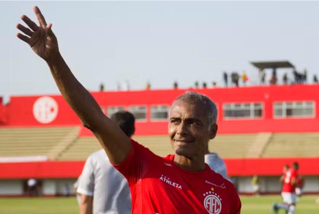 半岛体育-美洲队首秀 58岁罗马里奥却坐在替补席没上场！