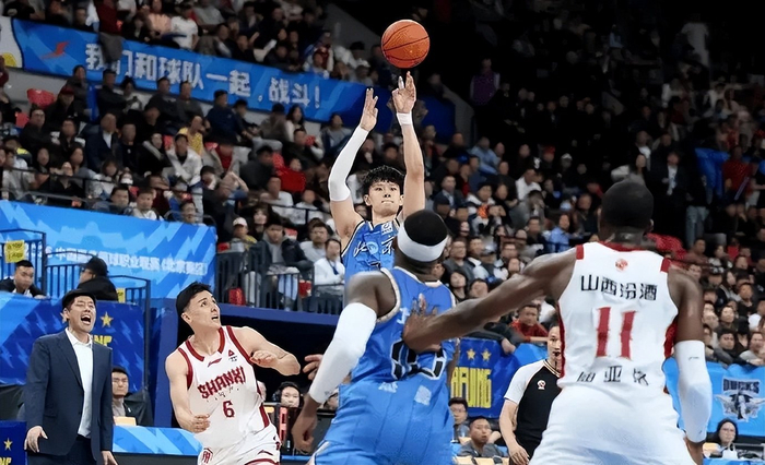 半岛体育入口-曾凡博腰伤麻烦了！归期待定，顺便恢复手指伤势，许利民压力山大|周鹏|赵睿|周琦|复出|受伤_新浪体育_新浪新闻