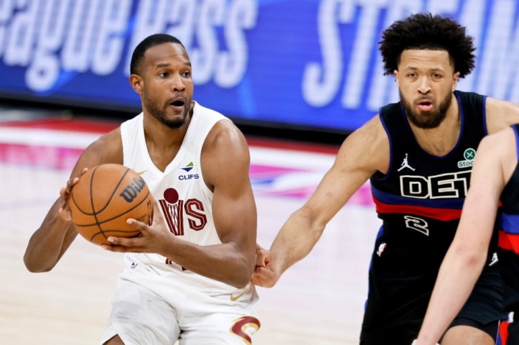 半岛体育-周二竞彩篮球强档：活塞悍将解禁复出 骑士米切尔继续缺席