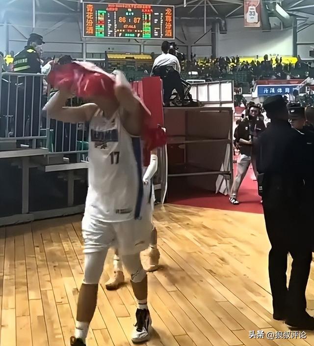 半岛体育 - 半岛体育官方网站 - Bandao AP-山西现场球迷对北京球员吐口水引热议！陈盈骏妻子怒斥不文明行为