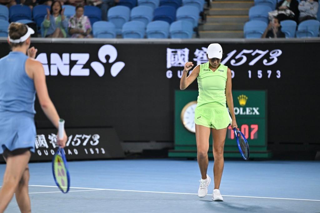 半岛体育全站-领奖台致敬前辈郑洁，张帅女双再夺冠藏着中国网球20年青春