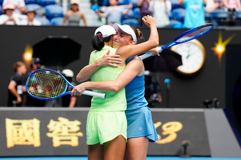 半岛体育全站-领奖台致敬前辈郑洁，张帅女双再夺冠藏着中国网球20年青春