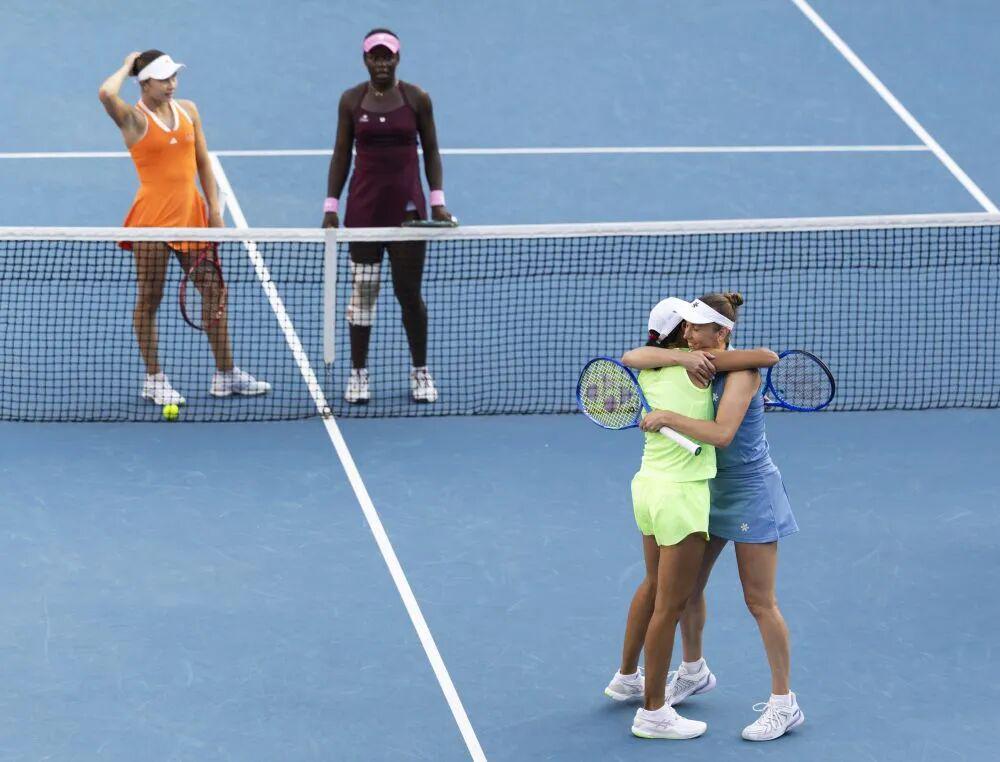 半岛体育-张帅/梅尔滕斯夺得澳网女双冠军：就像一场“起死回生”的英雄之战