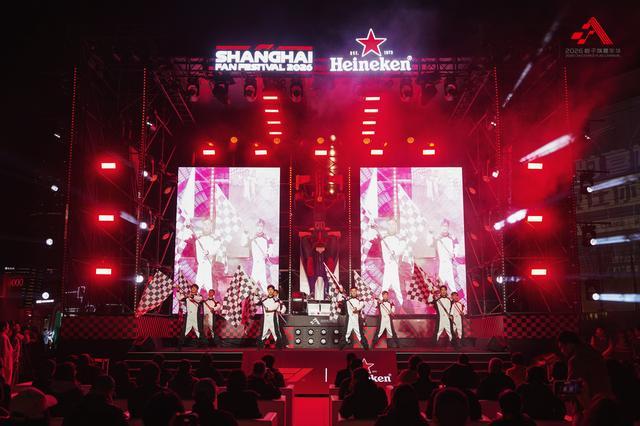 从《飞驰人生》到飞驰人生：2026格子旗嘉年华启幕 经典F1战车亮相西岸