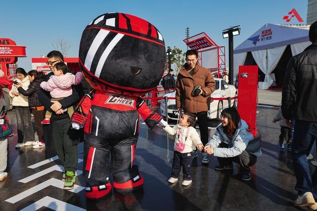 从《飞驰人生》到飞驰人生：2026格子旗嘉年华启幕 经典F1战车亮相西岸