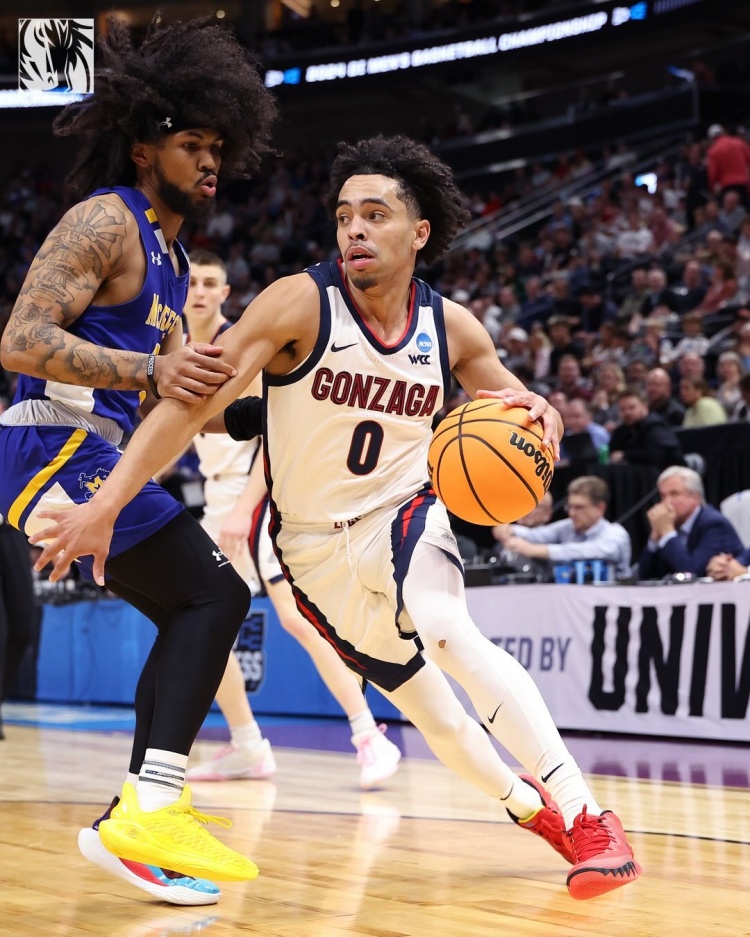 半岛体育 - 半岛体育官方网站 - Bandao AP-疯狂三月来袭！独行侠晒出球员们大学时期帅照！