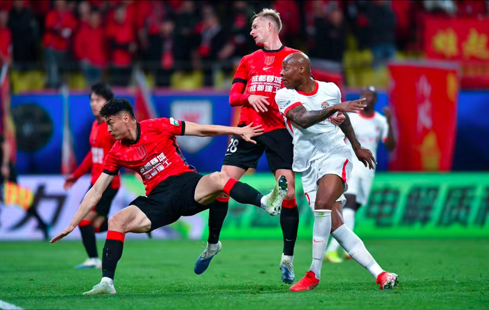 1-0！中场核心角球破门一剑封喉 上赛季第3两连胜领跑中超|罗慕洛|成都|牟鹏飞|韦世豪|杨明洋_新浪体育_新浪新闻