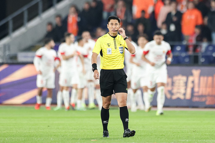 半岛体育-中超观察｜超高上座率令人欣喜，争议判罚需要警惕|杨皓宇|点球|浙江队|联赛|浙江职业足球俱乐部_新浪体育_新浪新闻
