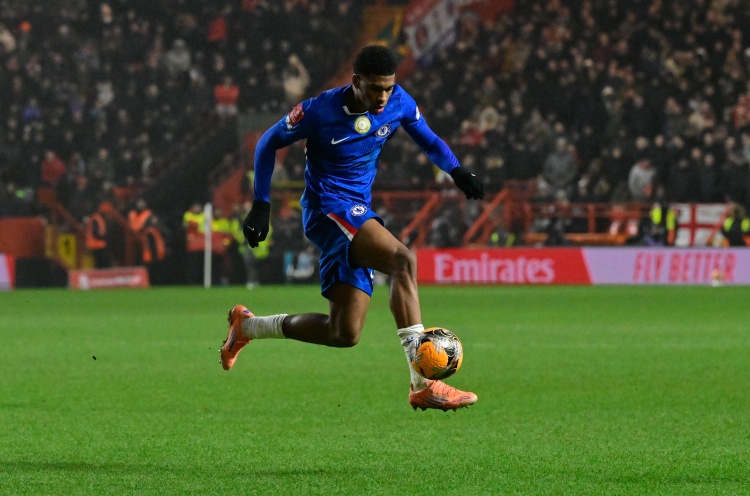 半岛体育全站-法尔克：拜仁关注切尔西后卫阿昌庞，但得金玟哉离队才会出手