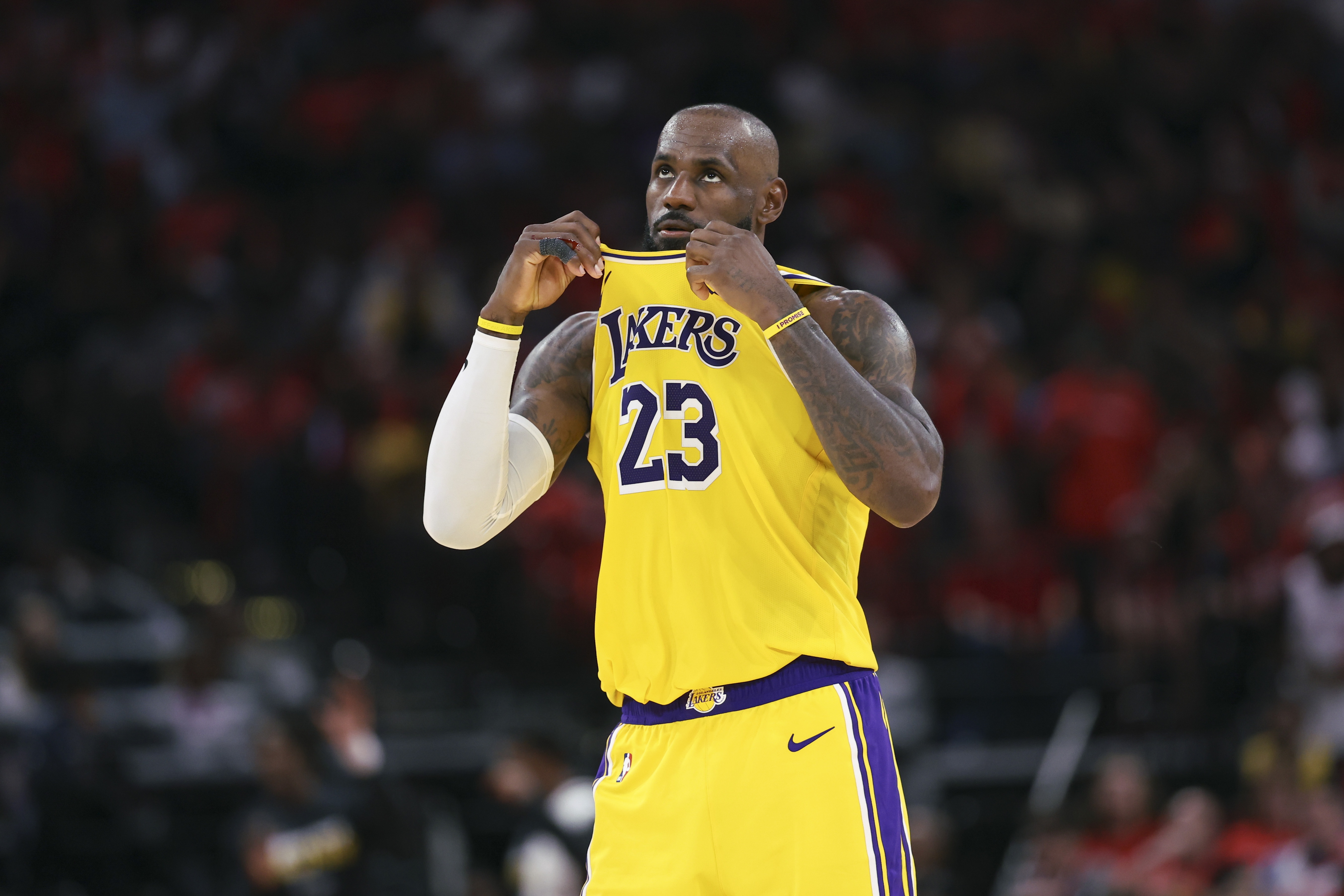 半岛体育入口-时间老人又输了！老詹精疲力竭仍拒投降 湖人展现关键时刻统治力